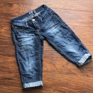 Dark wash Jegging Capri pants